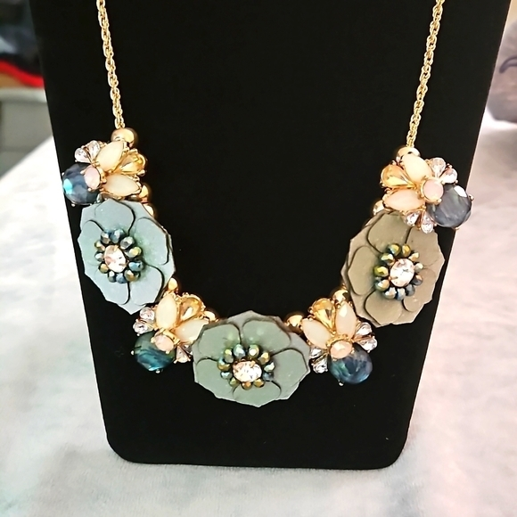 Pretty Flower Necklace‎ - Picture 1 of 2